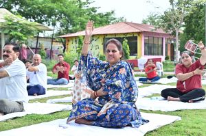 कला केन्द्र में प्राणायाम, योगासन, ॐ उच्चारण कर महापौर मीनल, सभापति सूर्यकान्त ने एमआईसी सदस्यों, पार्षदों, बच्चों,युवाओं सहित दिया स्वस्थ जीवन शैली का स्वास्थ्यवर्धक सन्देश