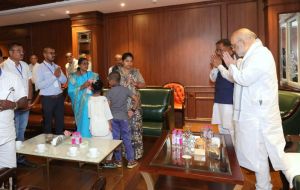   शहादत को नमन: केंद्रीय गृह मंत्री अमित शाह ने शहीद आकाश राव गिरिपुंजे के परिजनों से की मुलाकात