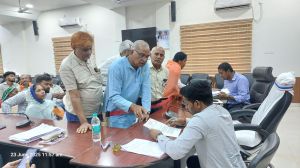 आंगनबाड़ी केंद्र के पास से घुरवा हटाने की मांग, बच्चों के स्वास्थ्य के लिए गंभीर खतरा