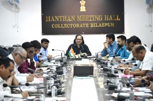 ऐसा प्रबंधन करें कि सड़कों पर न दिखे मवेशी: कलेक्टर