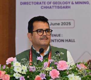  छत्तीसगढ़ की खनिज विविधता है देश की आर्थिक समृद्धि का आधार – खनिज सचिव पी. दयानंद