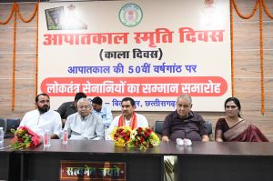  केंद्रीय राज्यमंत्री तोखन साहू ने मीसा बंदियों का किया सम्मान