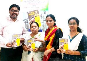अभिनव वाचन स्पर्धा के लिए प्रतिस्पर्धियों को 'कर हर मैदान फतेह’ पुस्तक वितरित