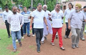 आयुक्त ने उद्यान रखरखाव करने एजेंसी को नोटिस देने के दिए निर्देश 