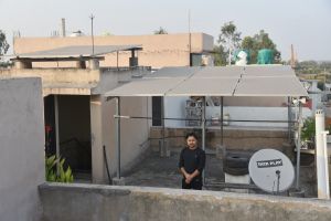 छत पर बनाए खुद के बिजलीघर से अनुराग का घर हुआ रोशन