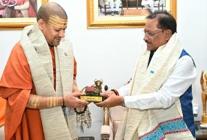 *मुख्यमंत्री  विष्णु देव साय से निरंजन पीठाधीश्वर महामंडलेश्वर डॉ. स्वामी कैलाशनंद गिरी जी महाराज ने की सौजन्य भेंट*