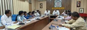  कलेक्टर ने बिना किसी पूर्व सूचना के कार्य बंद करने पर कान्ट्रेक्टर्स को अनुबंध निरस्तीकरण की अंतिम सूचना देने के दिए निर्देश