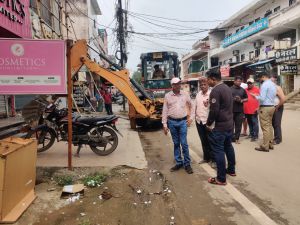  निगम ने सिविल लाईन वार्ड में नाली पर कब्जा कर बनाये गए 12 अवैध पाटों को तोड़कर सफाई करवाई