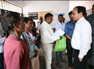  कलेक्टर ने ब्लॉक मुख्यालय पहुंचकर की स्वास्थ्य विभाग की समीक्षा
