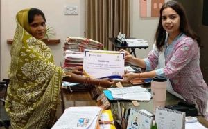  सीईओ जिला पंचायत ने लखपति दीदी श्रीमती रमोतिन ठाकुर को प्रशस्ति पत्र देकर किया सम्मानित