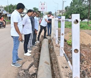आयुक्त ने पाइप लाईन शिफ्टिंग एवं पार्किग के कार्यो का किया अवलोकन