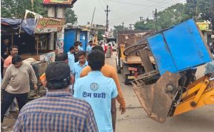 टीम प्रहरी अभियान :  मौलीमाता बाजार तेलीबांधा मार्ग में लगभग 20 अवैध ठेलो को  हटाया गया