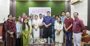  नवा दंतेवाड़ा रेडियो जॉकी प्रशिक्षण कार्यक्रम में पहुंचे कलेक्टर , युवाओं को दी प्रेरणा