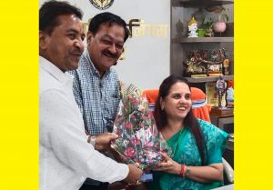 महापौर मीनल चौबे का इजरायल अध्ययन यात्रा से रायपुर वापस लौटने पर संस्कृति विभाग अध्यक्ष अमर गिदवानी, जल विभाग अध्यक्ष संतोष सीमा साहू, ब्राम्हणपारा वार्ड पार्षद अजय साहू ने किया आत्मीय स्वागत