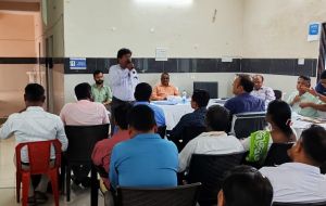  मुख्य चिकित्सा एवं स्वास्थ्य अधिकारी ने डौण्डीलोहारा विकासखण्ड में ली स्वास्थ्य विभाग के अधिकारी-कर्मचारियों की बैठक