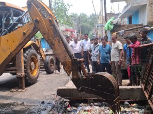  अमर गिदवानी ने  राजेन्द्र नगर के ओव्हर फ्लो नाले की सफाई करवाकर गंदे पानी की निकासी कराई