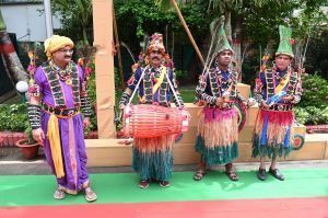  मुख्यमंत्री निवास में हरेली उत्सव: पारंपरिक लोक यंत्रों के साथ सुंदर नाचा का हो रहा आयोजन