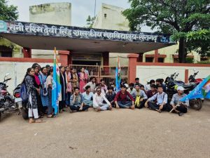  खैरागढ़ महाविद्यालय की समस्याओं को लेकर छात्रों का बड़ा प्रदर्शन