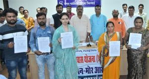 8 लोगो को अनुकंपा नियुक्ति एवं 19 हितग्राहियों को आवास आबंटित किया गया