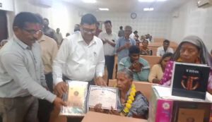  8 सेवानिवृत्त होने वाले कर्मचारियों को दी गई बिदाई 