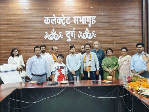 जिला कार्यालय दुर्ग के दो वरिष्ठ लिपिकों को सेवानिवृत्ति पर दी गई बिदाई जिला कार्यालय दुर्ग के दो वरिष्ठ लिपिकों को सेवानिवृत्ति पर दी गई बिदाई