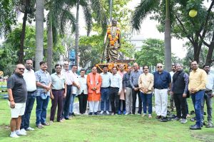 राष्ट्रकवि डॉक्टर मैथिली शरण गुप्त का जयन्ती पर निगम संस्कृति विभाग अध्यक्ष अमर गिदवानी, गणमान्यजनों, सामाजिक कार्यकर्त्ताओं ने किया नमन