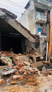 निगम जोन 7 ने कोटा मार्ग में लगभग 200 वर्गफीट क्षेत्र में अनुमति विपरित निर्मित निर्माण को तोड़ा निगम जोन 7 ने कोटा मार्ग में लगभग 200 वर्गफीट क्षेत्र में अनुमति विपरित निर्मित निर्माण को तोड़ा