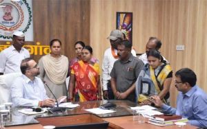 कलेक्टर ने जनदर्शन में पहुंचे जनसामान्य की सुनी शिकायत एवं समस्याएं कलेक्टर ने जनदर्शन में पहुंचे जनसामान्य की सुनी शिकायत एवं समस्याएं