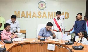 जन चौपाल में कलेक्टर श्री लंगेह ने सुनी जन समस्याएं, अधिकारियों को दिए त्वरित समाधान के निर्देश जन चौपाल में कलेक्टर श्री लंगेह ने सुनी जन समस्याएं, अधिकारियों को दिए त्वरित समाधान के निर्देश