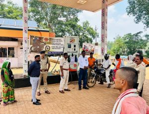 पेट्रोल पंपों में दोपहिया वाहन चालकों को अनिवार्य रूप से हेलमेट का उपयोग करने की दी जा दी समझाईश पेट्रोल पंपों में दोपहिया वाहन चालकों को अनिवार्य रूप से हेलमेट का उपयोग करने की दी जा दी समझाईश