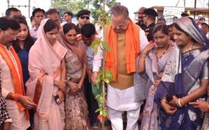 विधानसभा अध्यक्ष डॉ. रमन सिंह ने ग्राम पार्रीकला में एक पेड़ मां के नाम अभियान अंतर्गत किया पौधरोपण विधानसभा अध्यक्ष डॉ. रमन सिंह ने ग्राम पार्रीकला में एक पेड़ मां के नाम अभियान अंतर्गत किया पौधरोपण