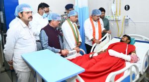  उपमुख्यमंत्री विजय शर्मा ने मेडिकल कॉलेज हॉस्पिटल पहुंच घायल जवान से भेंटकर पूछा स्वास्थ्य का हाल