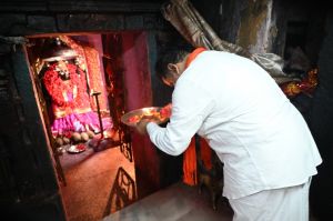 उपमुख्यमंत्री विजय शर्मा ने माँ दंतेश्वरी की पूजा-अर्चना कर प्रदेशवासियों की खुशहाली की कामना की उपमुख्यमंत्री विजय शर्मा ने माँ दंतेश्वरी की पूजा-अर्चना कर प्रदेशवासियों की खुशहाली की कामना की
