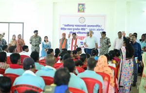   आत्मसमर्पित नक्सलियों के बीच पहुँचे उपमुख्यमंत्री विजय शर्मा &ndash; राखी बंधवाकर दिया विश्वास और भाईचारे का संदेश