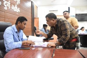 किसानों ने धान बिक्री व खाद वितरण केंद्र पुनः सेलूद में स्थानांतरित करने की मांग की