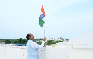 उप मुख्यमंत्री अरुण साव ने 'हर घर तिरंगा' अभियान के तहत अपने निवास पर लगाया तिरंगा उप मुख्यमंत्री अरुण साव ने 'हर घर तिरंगा' अभियान के तहत अपने निवास पर लगाया तिरंगा