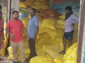 कृषि विभाग द्वारा निजी उर्वरक विक्रय केन्द्रों में किसानों को निर्धारित मूल्य पर उपलब्ध कराया जा रहा उर्वरक कृषि विभाग द्वारा निजी उर्वरक विक्रय केन्द्रों में किसानों को निर्धारित मूल्य पर उपलब्ध कराया जा रहा उर्वरक