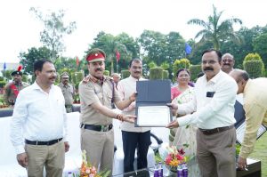 स्वतंत्रता दिवस पर कुलपति डॉ. चंदेल ने तिरंगा फहराया और परेड की सलामी ली स्वतंत्रता दिवस पर कुलपति डॉ. चंदेल ने तिरंगा फहराया और परेड की सलामी ली
