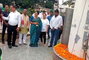 79वें स्वतंत्रता दिवस पर तेलीबाँधा मरीन ड्राइव में 82 मीटर ऊँचे फ्लैग पोस्ट पर महापौर मीनल ने फहराया विशाल राष्ट्रध्वज तिरंगा 79वें स्वतंत्रता दिवस पर तेलीबाँधा मरीन ड्राइव में 82 मीटर ऊँचे फ्लैग पोस्ट पर महापौर मीनल ने फहराया विशाल राष्ट्रध्वज तिरंगा