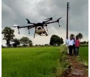 ड्रोन तकनीक से नैनों डीएपी छिड़काव का कलेक्टर डॉ गौरव सिंह ने लिया जायजा ड्रोन तकनीक से नैनों डीएपी छिड़काव का कलेक्टर डॉ गौरव सिंह ने लिया जायजा