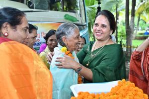 80 वरिष्ठ नागरिको की रायपुर दर्शन यात्रा को वरिष्ठ नागरिको को सम्मानित कर महापौर मीनल चौबे ने हरी झंडी दिखाकर किया रवाना 80 वरिष्ठ नागरिको की रायपुर दर्शन यात्रा को वरिष्ठ नागरिको को सम्मानित कर महापौर मीनल चौबे ने हरी झंडी दिखाकर किया रवाना