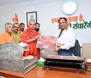 मुख्यमंत्री श्री साय से स्वामी श्री श्री वल्लभाचार्य महाराज ने की सौजन्य भेंट मुख्यमंत्री श्री साय से स्वामी श्री श्री वल्लभाचार्य महाराज ने की सौजन्य भेंट