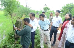डिजिटल क्रॉप सर्वे कार्य का कलेक्टर डॉ. गौरव सिंह ने किया निरीक्षण, समयबद्ध एवं गुणवत्तापूर्ण कार्य के निर्देश डिजिटल क्रॉप सर्वे कार्य का कलेक्टर डॉ. गौरव सिंह ने किया निरीक्षण, समयबद्ध एवं गुणवत्तापूर्ण कार्य के निर्देश
