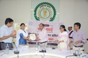  स्मृति पुस्तकालय योजना: कामिनी बावनकर ने जिला प्रशासन को पुस्तकें दान की