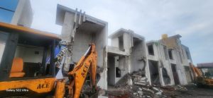 अवैध रूप से निर्मित 6 मकानों के अवैध रो हाउस को तोड़ने की कार्यवाही