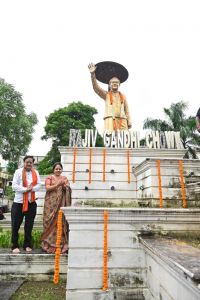 पूर्व प्रधानमंत्री राजीव गाँधी का जयन्ती पर महापौर मीनल चौबे, संस्कृति विभाग अध्यक्ष अमर गिदवानी,गणमान्यजनों, आमजनों ने किया नमन