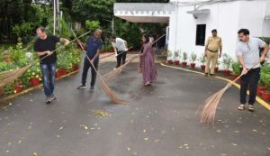 राजभवन परिसर में अधिकारियों-कर्मचारियों ने की साफ-सफाई