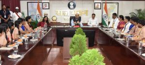  राज्यपाल से मिले हाई स्कूल के विद्यार्थी