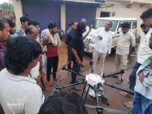 ड्रोन तकनीक से किया जा रहा है, नैनो यूरिया का छिड़काव ड्रोन तकनीक से किया जा रहा है, नैनो यूरिया का छिड़काव