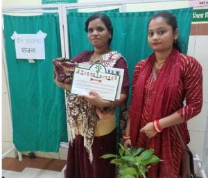 बच्चों के जन्म पर माताओं को फलदार पौधों की भेंट बच्चों के जन्म पर माताओं को फलदार पौधों की भेंट